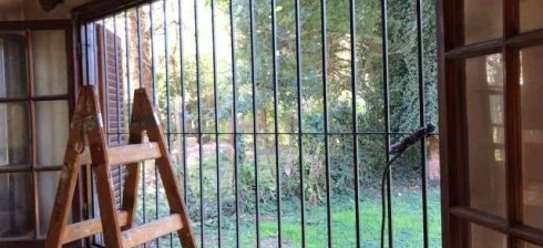 foto de una reja siendo instalada en una ventana
